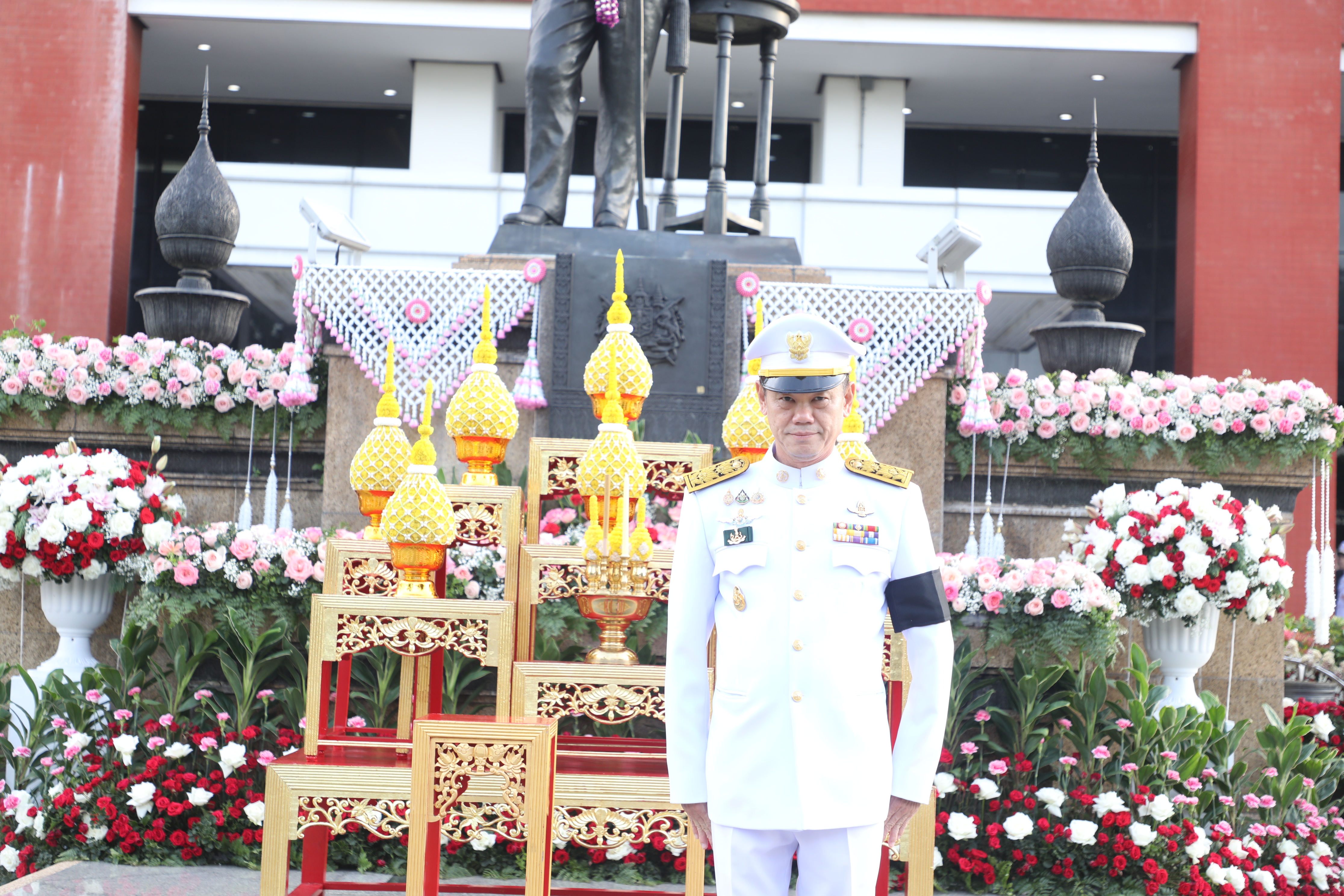 title - ส.ป.ก. ร่วมพิธีวางพานพุ่มถวายเครื่องราชสักการะ พระบรมราชานุสาวรีย์พระบาทสมเด็จพระปรมินทร มหาจุฬาลงกรณ์ พระจุลจอมเกล้าเจ้าอยู่หัว เนื่องในวันสื่อสารแห่งชาติ ประจำปี 2569